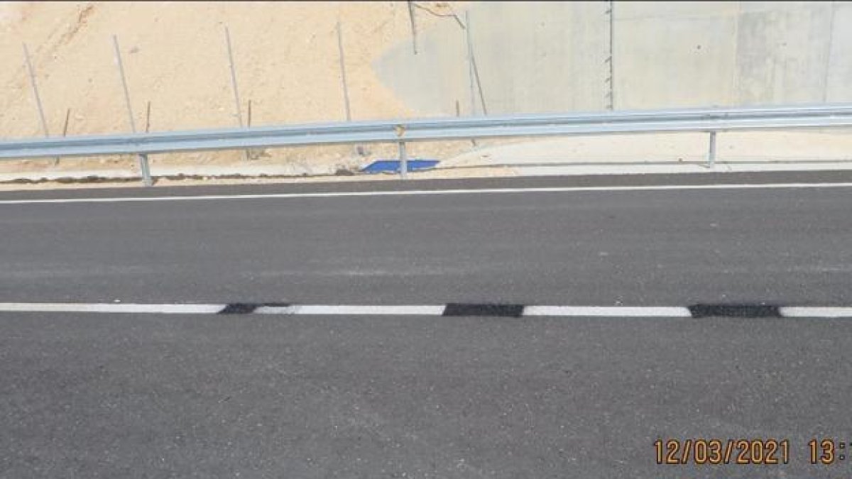 Pillan in fraganti a un hombre que pintaba con un spray negro una línea continúa para hacerla discontinúa