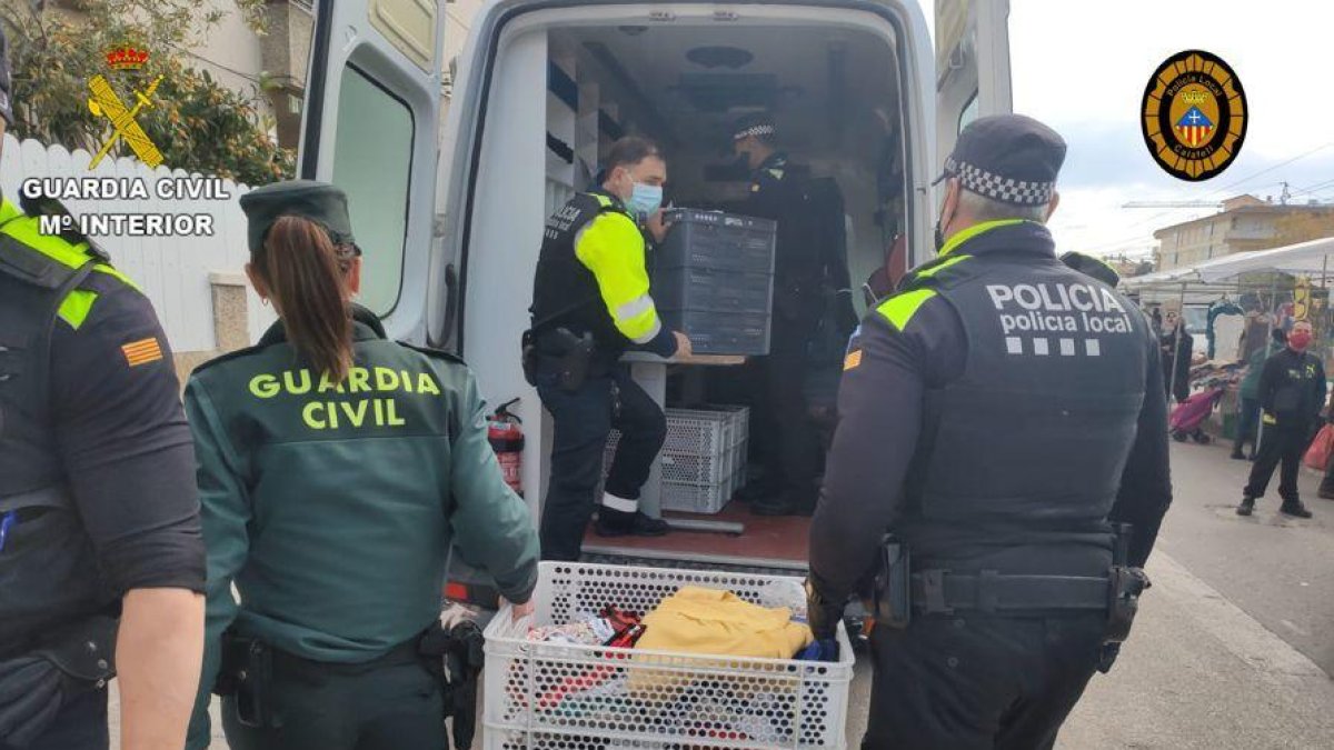 Intervingudes 4.223 peces falsificades al mercat ambulant de Segur de Calafell