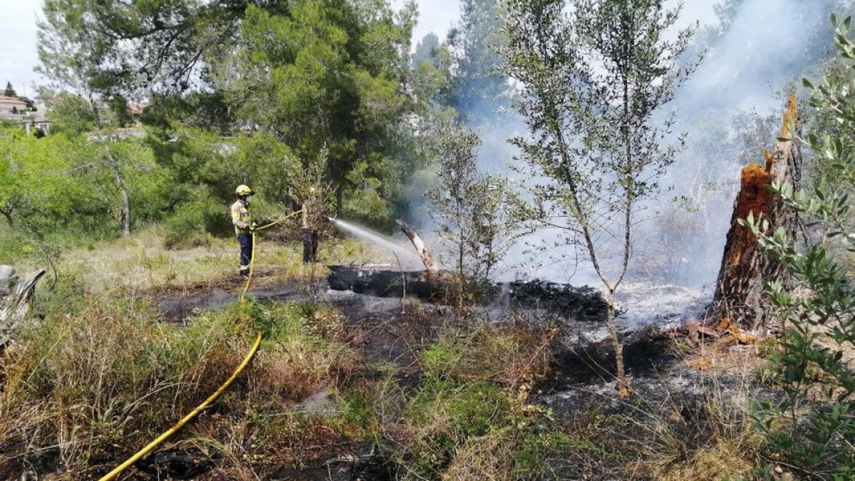 Queman 400 metros cuadrados de matorrales en la urbanización de Mas de Blanc del Catllar
