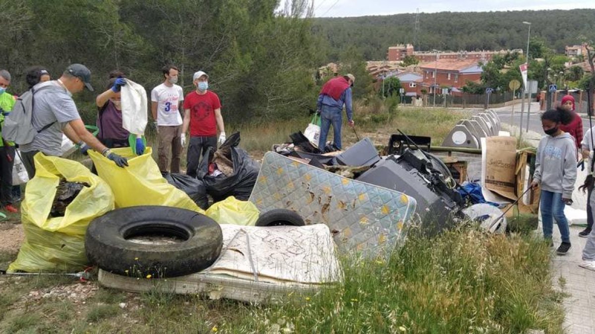 Recullen 500kg de brossa al bosc del barri de Sant Salvador