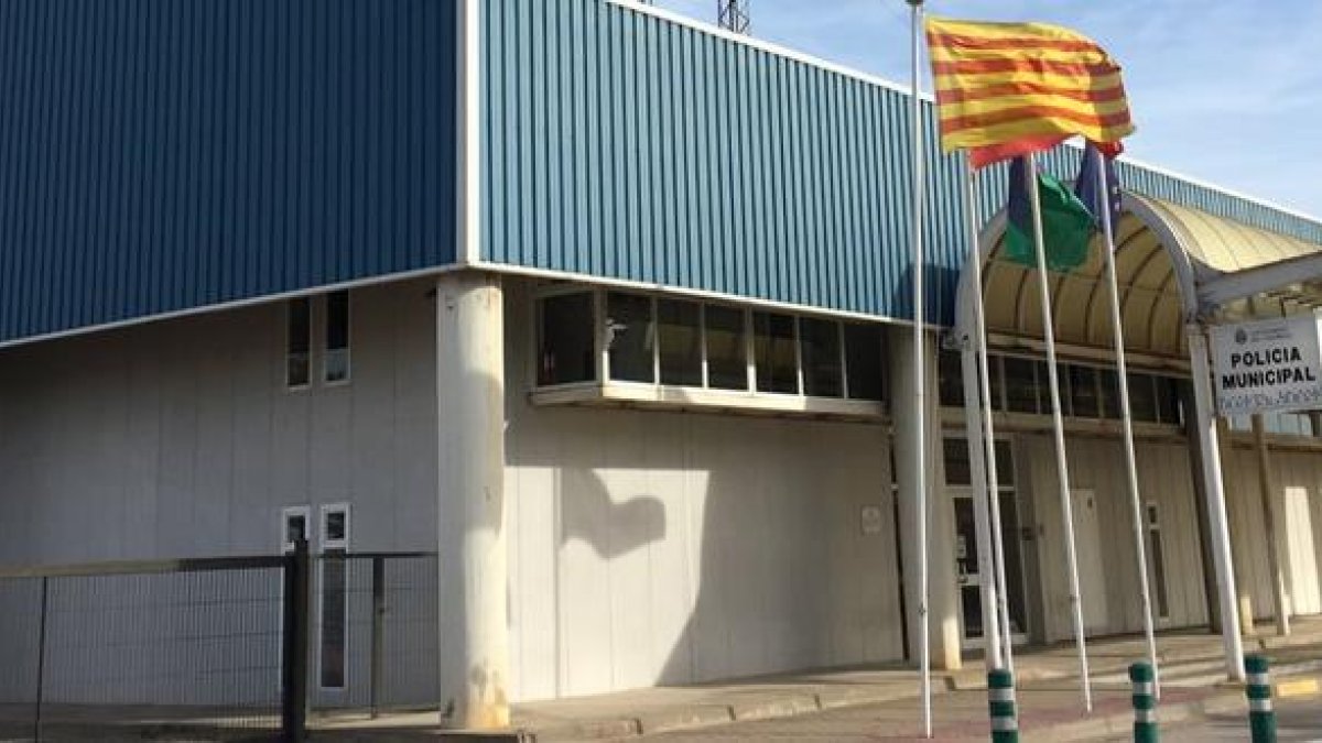 Agentes de la Policía Local del Vendrell denuncian «desbarajuste» organizativo dentro del cuerpo para|por la multitud de internos