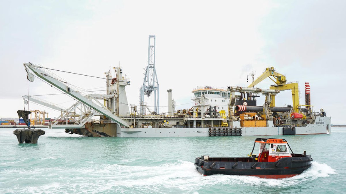 La draga Zheng He llena a buen ritmo el interior del Muelle de Baleares