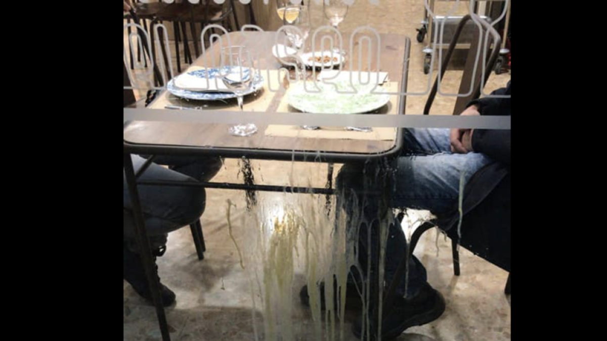 Un grupo de jóvenes se dedica a tirar a huevos en restaurantes y coches de Campclar y lo cuelga a las redes sociales