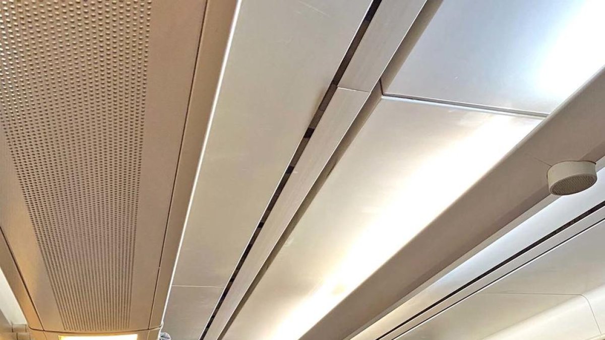 Quejas entre los usuarios de Renfe por los vagones repletos y sin distancia