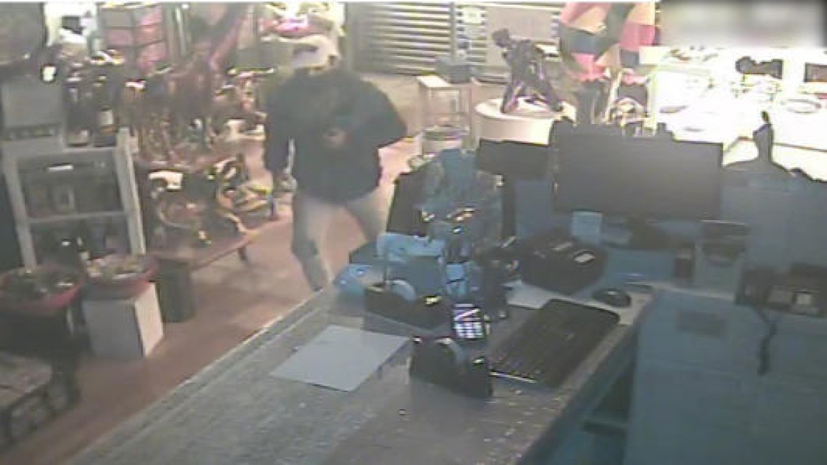 Pillado después de caer del falso techo por donde había entrado a robar en una pastelería