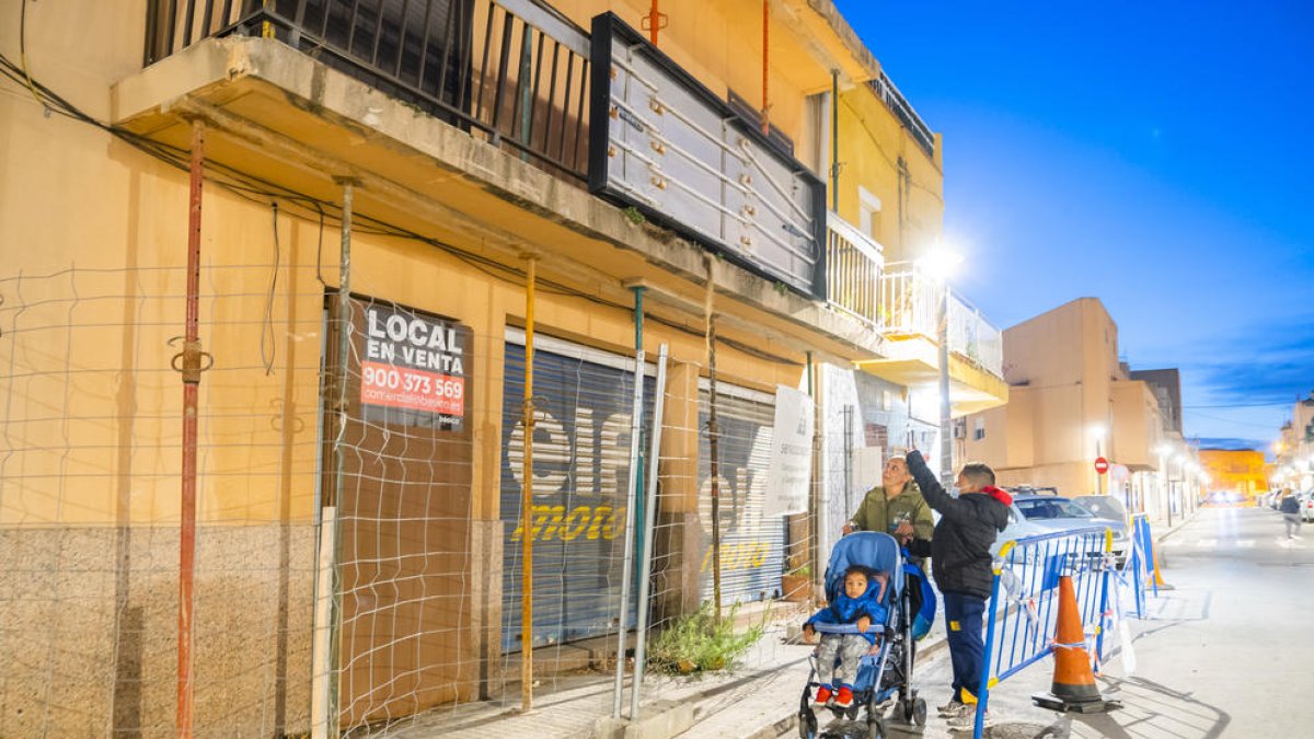 El mal estat de tres blocs apuntalats preocupa els veïns de Bonavista