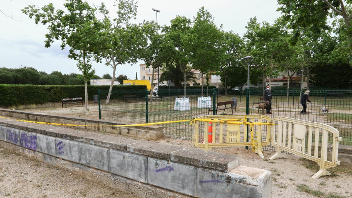 Construyen un nuevo espacio de recreo de perros en Mas Abelló, en Reus