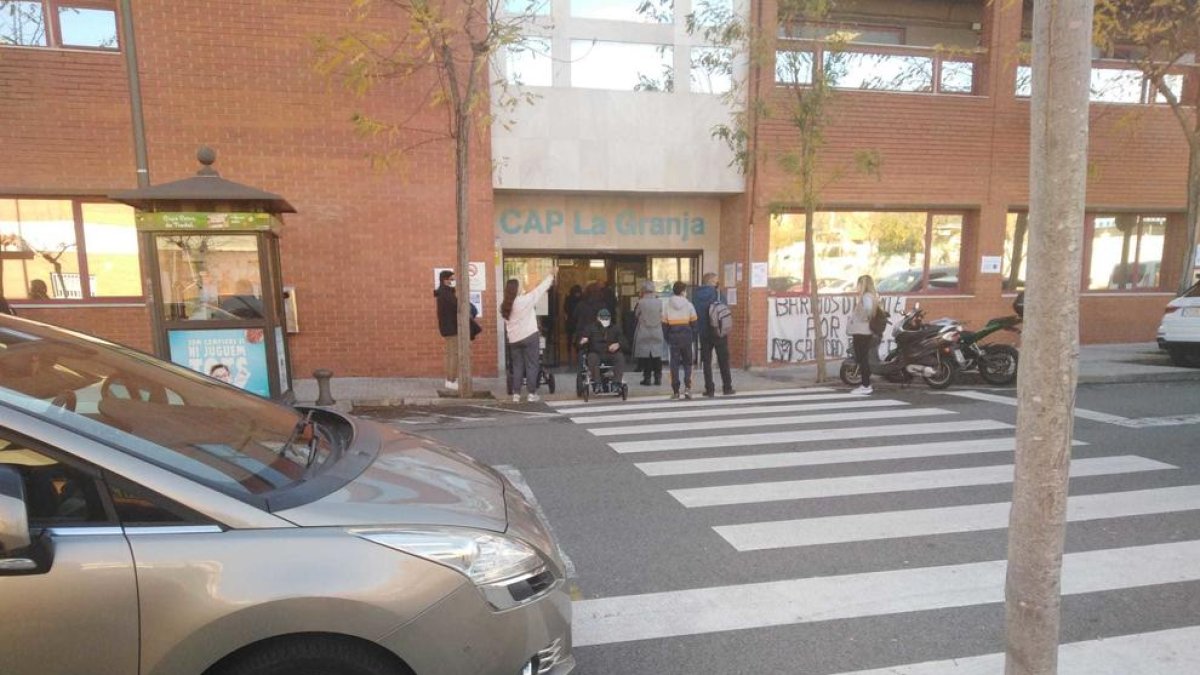 Vecinos de Ponente|Poniente trasladan al Síndico las quejas para|por la CABEZA|CABO|JEFE de la Granja