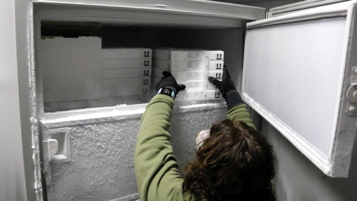 Pfizer dice que su vacuna se puede mantener dos semanas en temperaturas de -25 a -15 grados