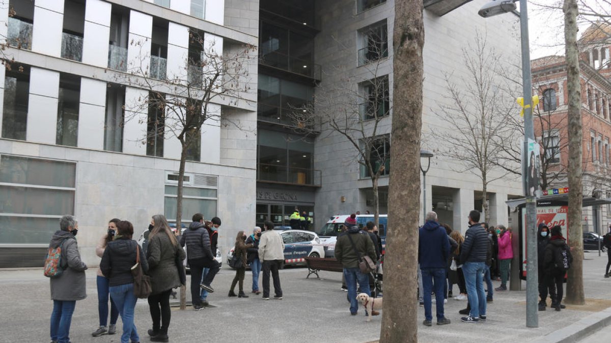 Unes 40 persones reclamen als Jutjats de Girona la llibertat dels dos detinguts pels aldarulls d'aquest divendres