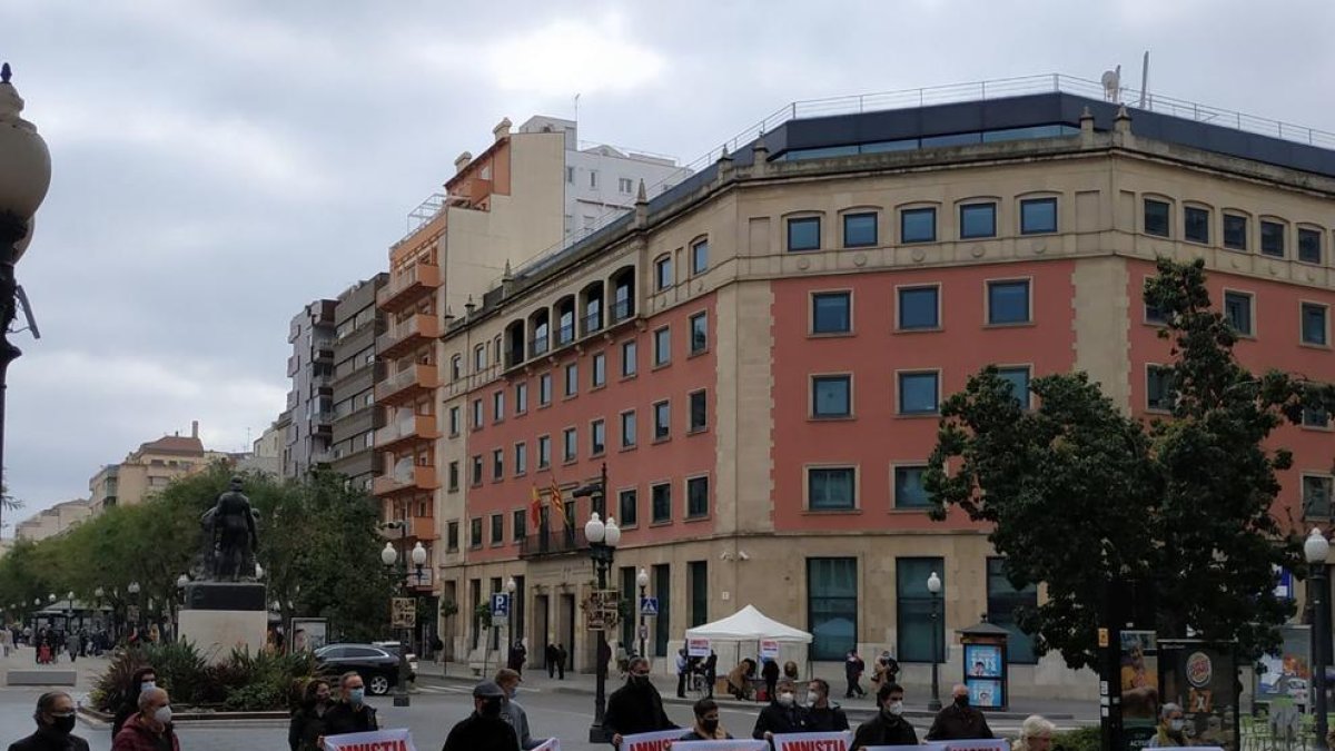 Òmnium Cultural recoge firmas en Tarragona por la amnistía de todas las «personas represaliadas»