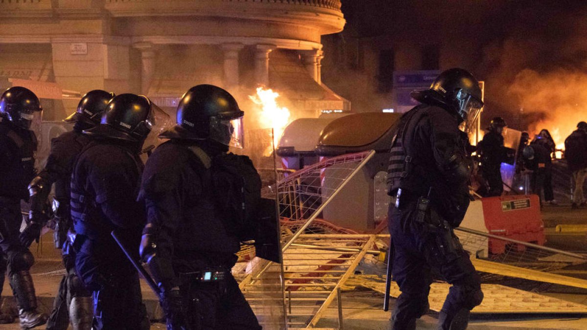 Todos los sindicatos de los Mossos reclaman una reunión «urgente» con Sàmper y avisan de que «los ánimos están mucho crispados»