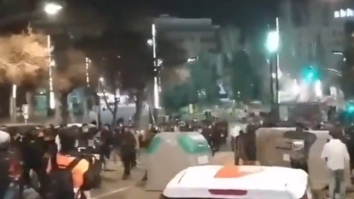 Primeres barricades a Tarragona en aquesta nova jornada de protestes per l'empresonament de Pablo Hasél