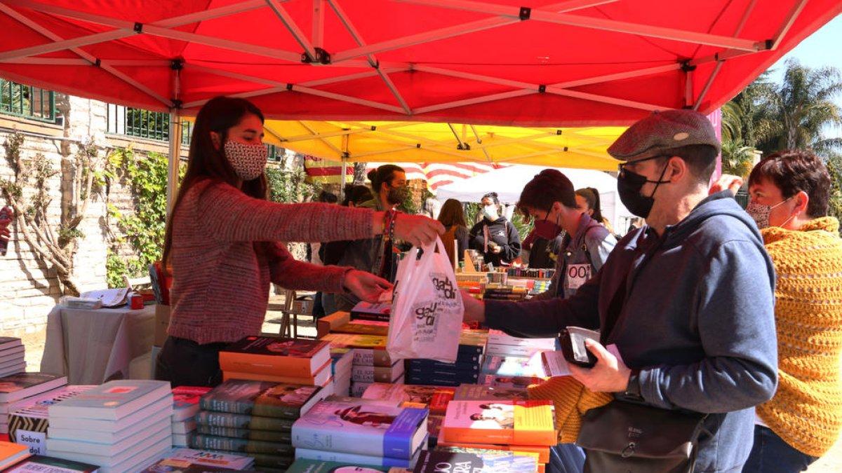 Paradas de libros y rosas sin aglomeraciones en una Diada atípica en el Parque Sant Jordi de Reus