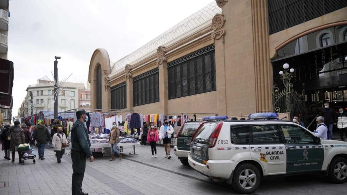 La Guàrdia Civil vigila les parades del mercadet de Corsini contra la venda de productes falsificats