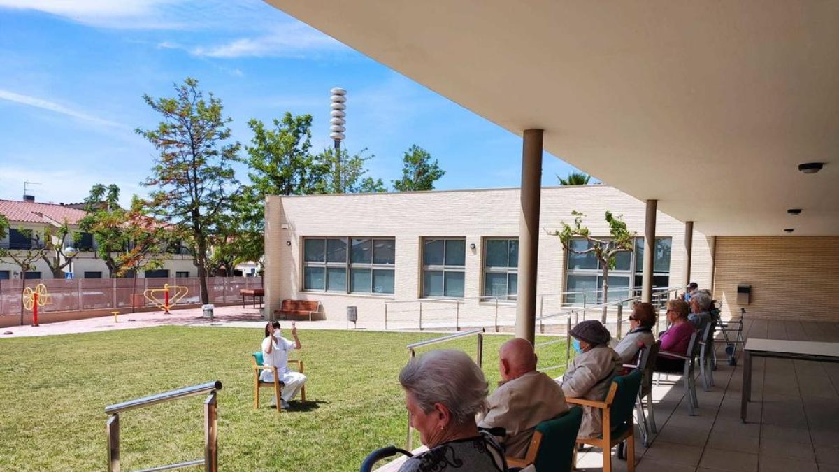 Los usuarios del Centro de Día de la Pobla de Mafumet aprovechan el buen tiempo para ejercitarse en el jardín