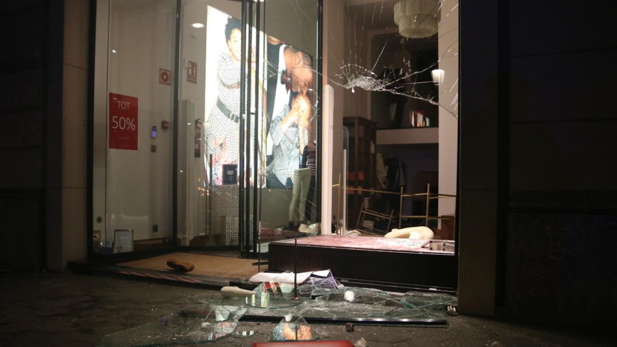 Más de una veintena de escaparates destrozados y tiendas vandalizadas en el Passeig de Gràcia