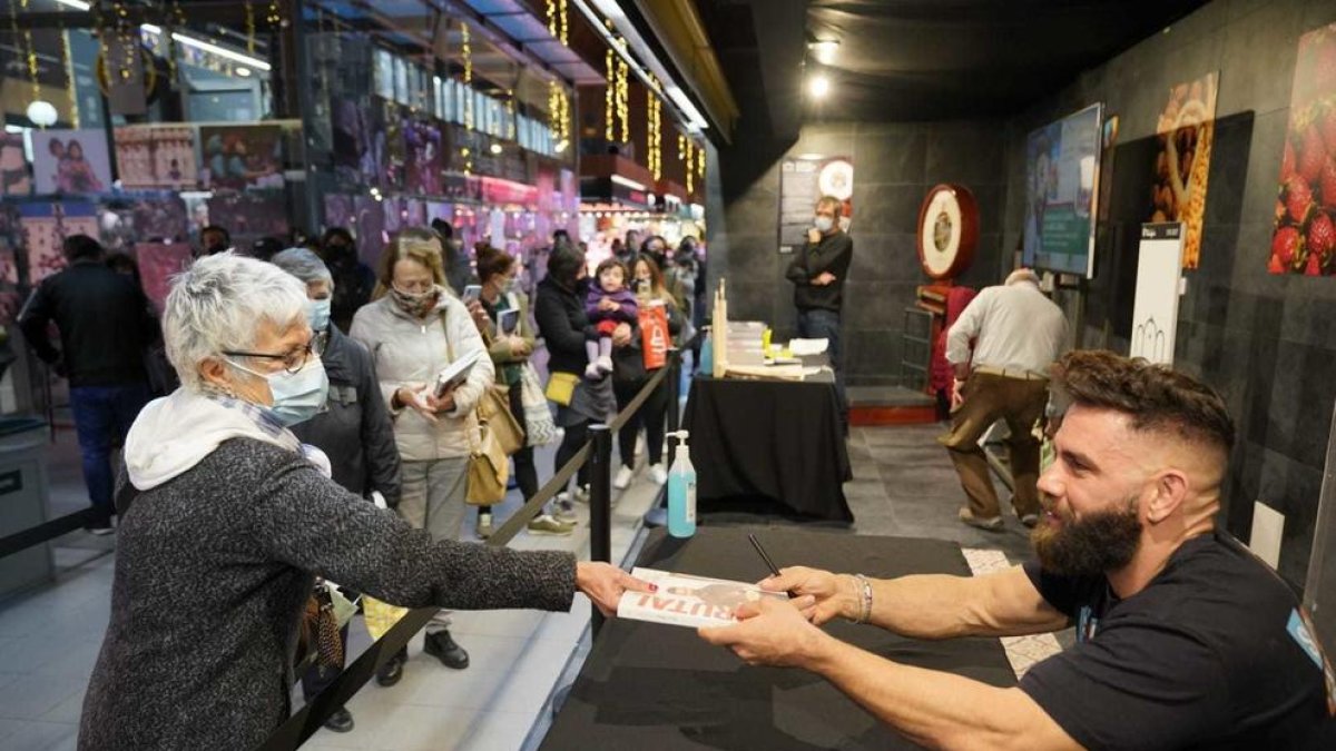 El cocinero Marc Ribas firma libros en el Mercat Central de Tarragona
