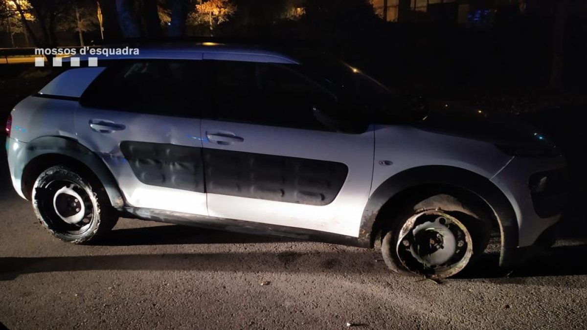 Condueix sense un pneumàtic, beguda, amb el carnet retirat i es nega a sotmetre's a la prova d'alcohol