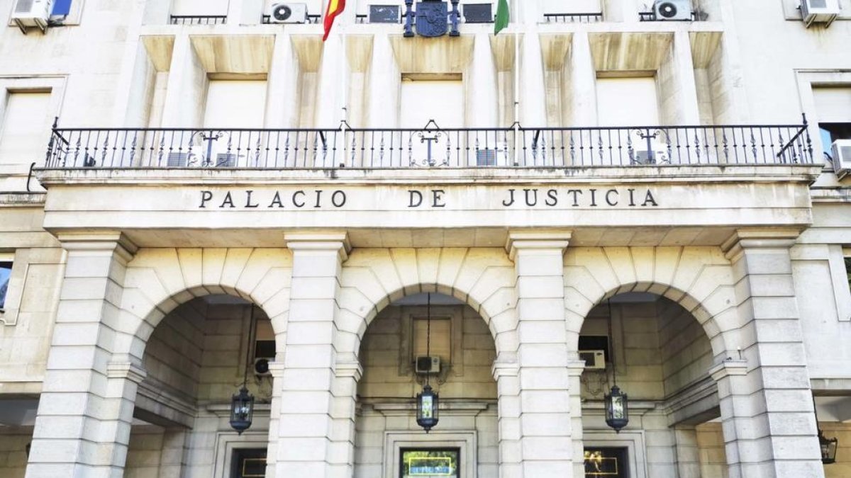 Set anys per maltractar la seva xicota i intentar matar-la amb un aparador