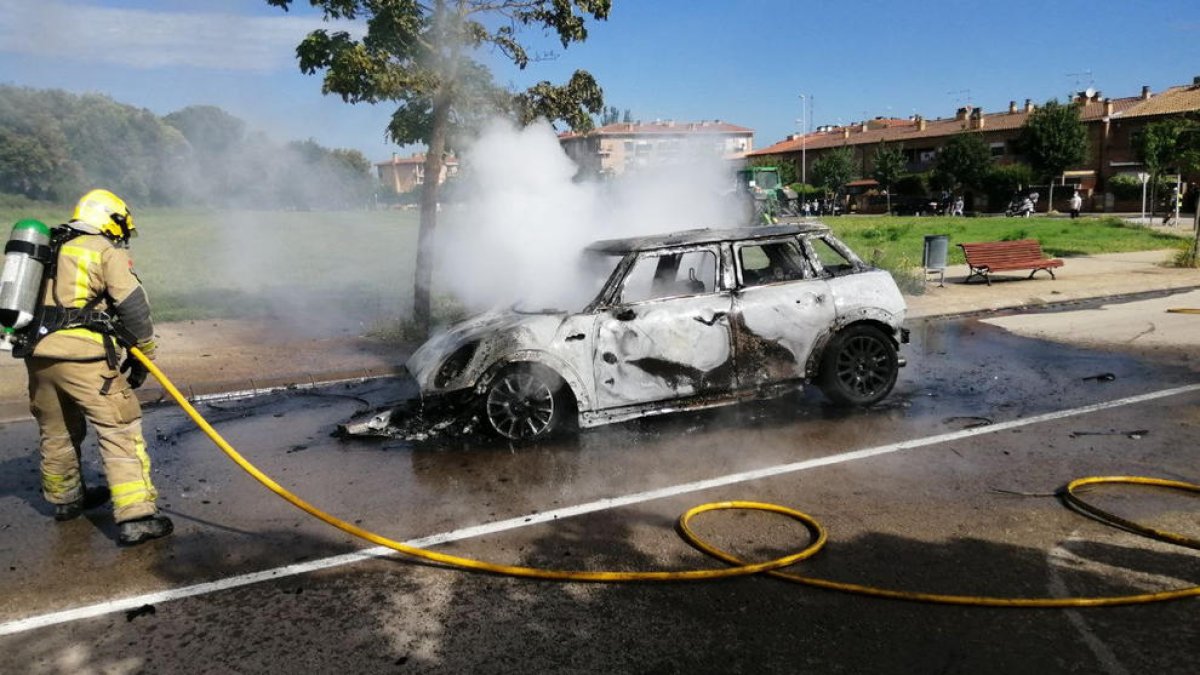 Detienen al conductor del vehículo incendiado en Celrà, que huía de los Mossos