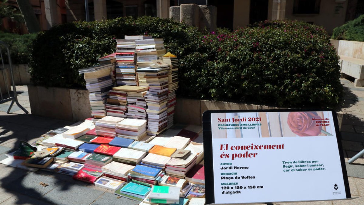 Vila-seca se engalana con esculturas hechas con libros en desuso por Sant Jordi
