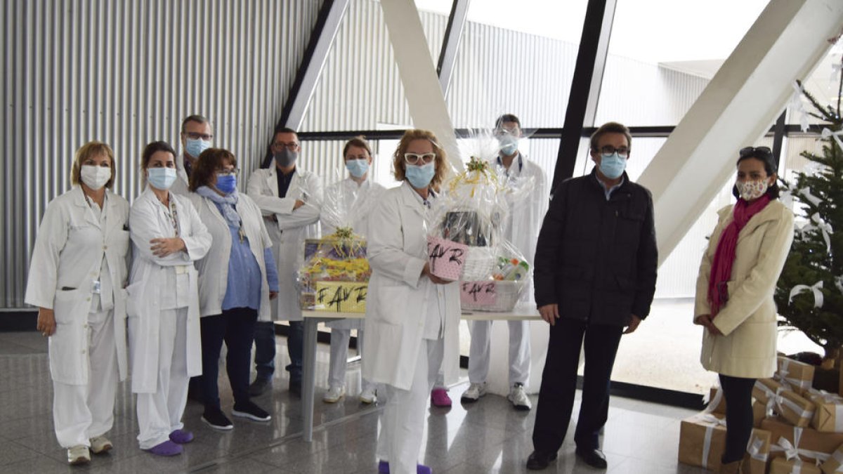 La Federación de Asociaciones de Vecinos de Reus entrega material didáctico en el Sant Joan