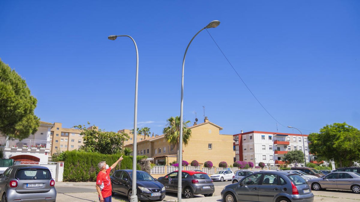 Vecinos de la calle Riu Tordera de Tarragona alertan sobre el mal estado del alumbrado