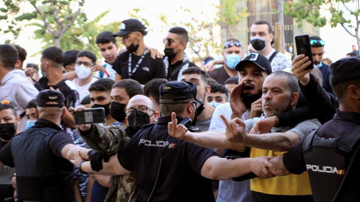 Una cincuentena de personas intenta entrar en el hotel donde se aloja Abascal en Ceuta