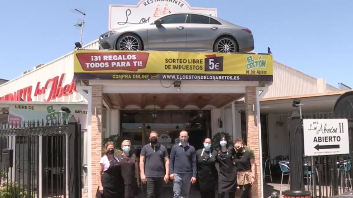 Un restaurante de Valencia sortea una cesta valorada en más de 100.000 euros