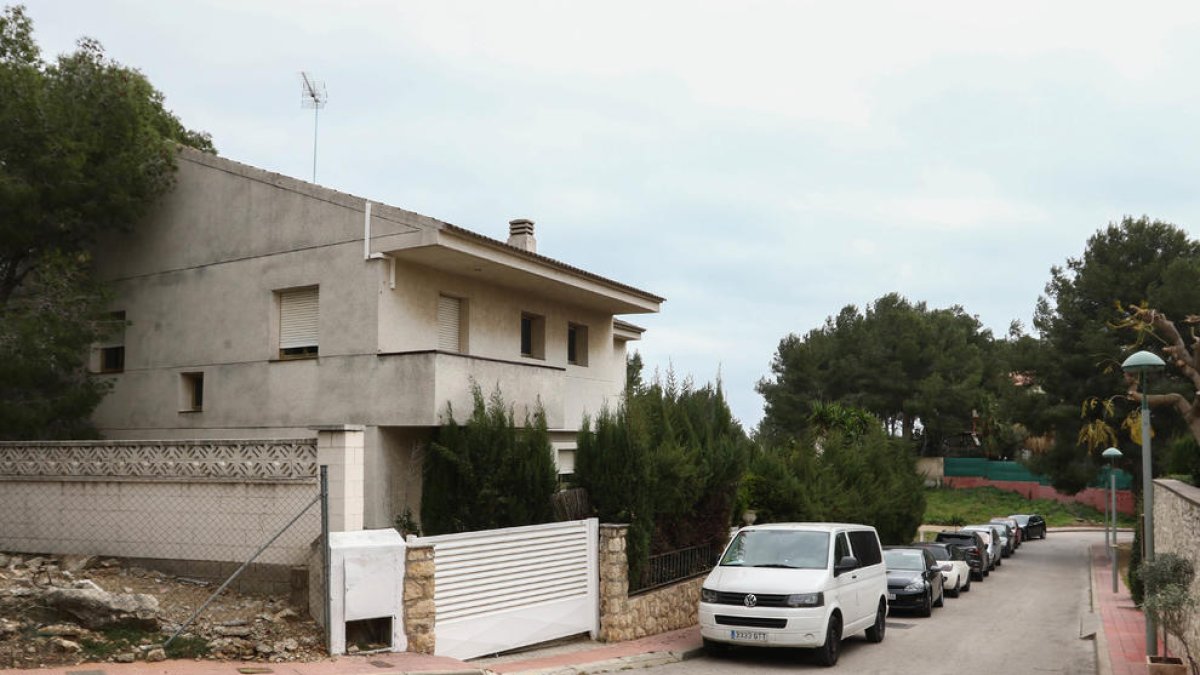 L'ocupació il·legal d'un xalet dispara la preocupació i la por al barri de Boscos