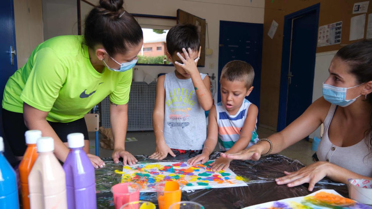 De les seves mans a les nostres vides