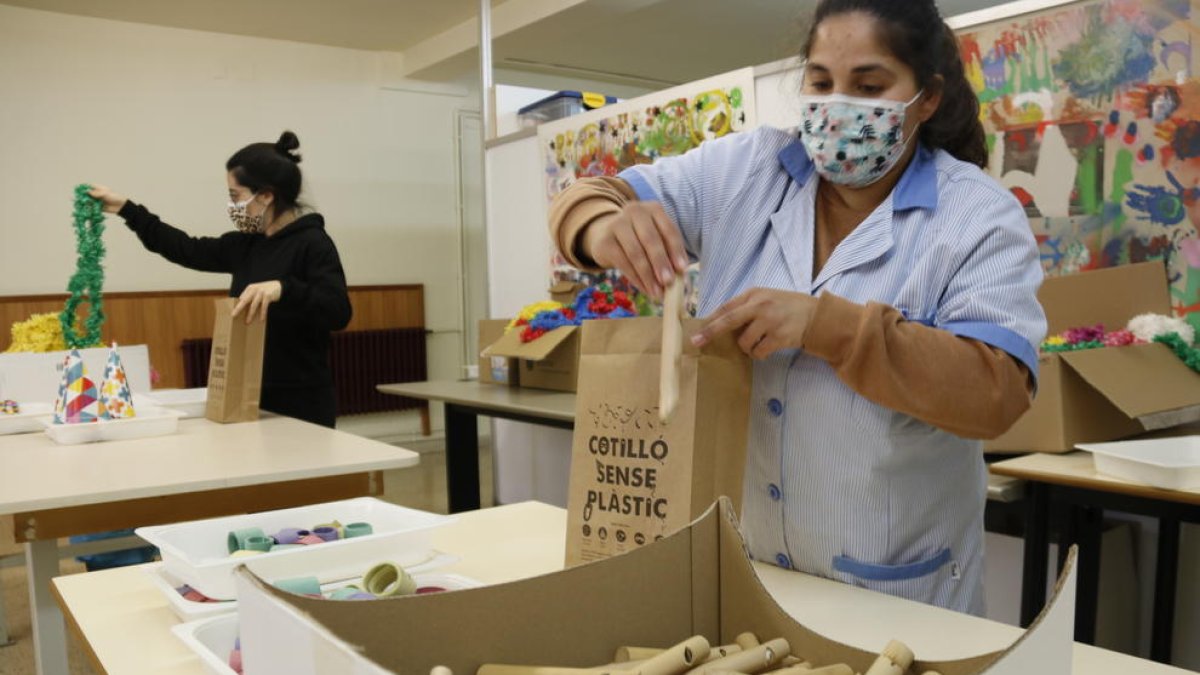 Bosses de cotilló reutilitzables i sense plàstic 'made in' la Canonja