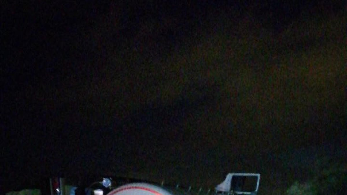 Bolca un camió cisterna en una rotonda del polígon de Constantí