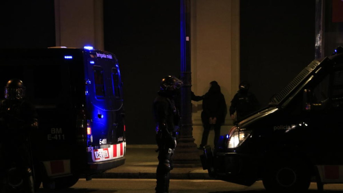 Al menos ocho personas detenidas en la sexta noche de protestas en Barcelona que acaba con actos vandálicos y robos