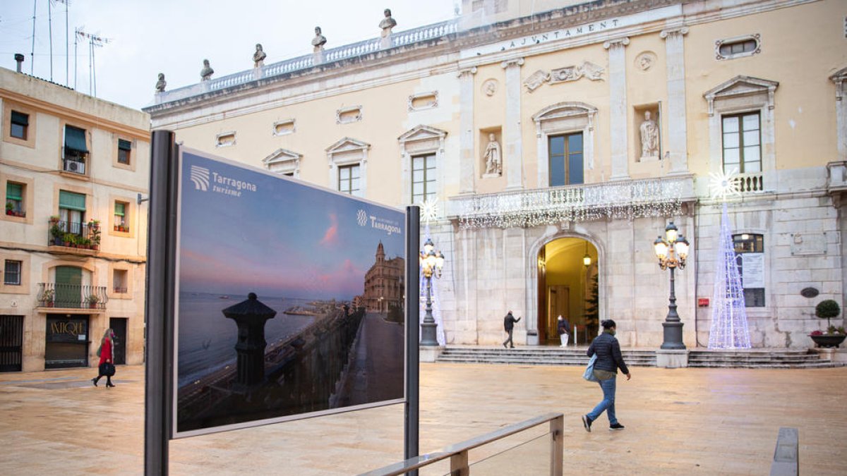 Tarragona actualitza els plafons dels plànols de la ciutat amb fotografies de Rafael López-Monné