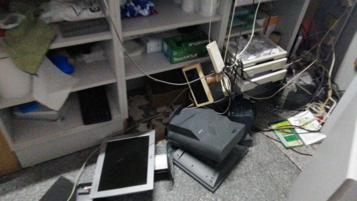 Rebenta una benzinera de Reus i s'endú oli de cotxe i carregadors