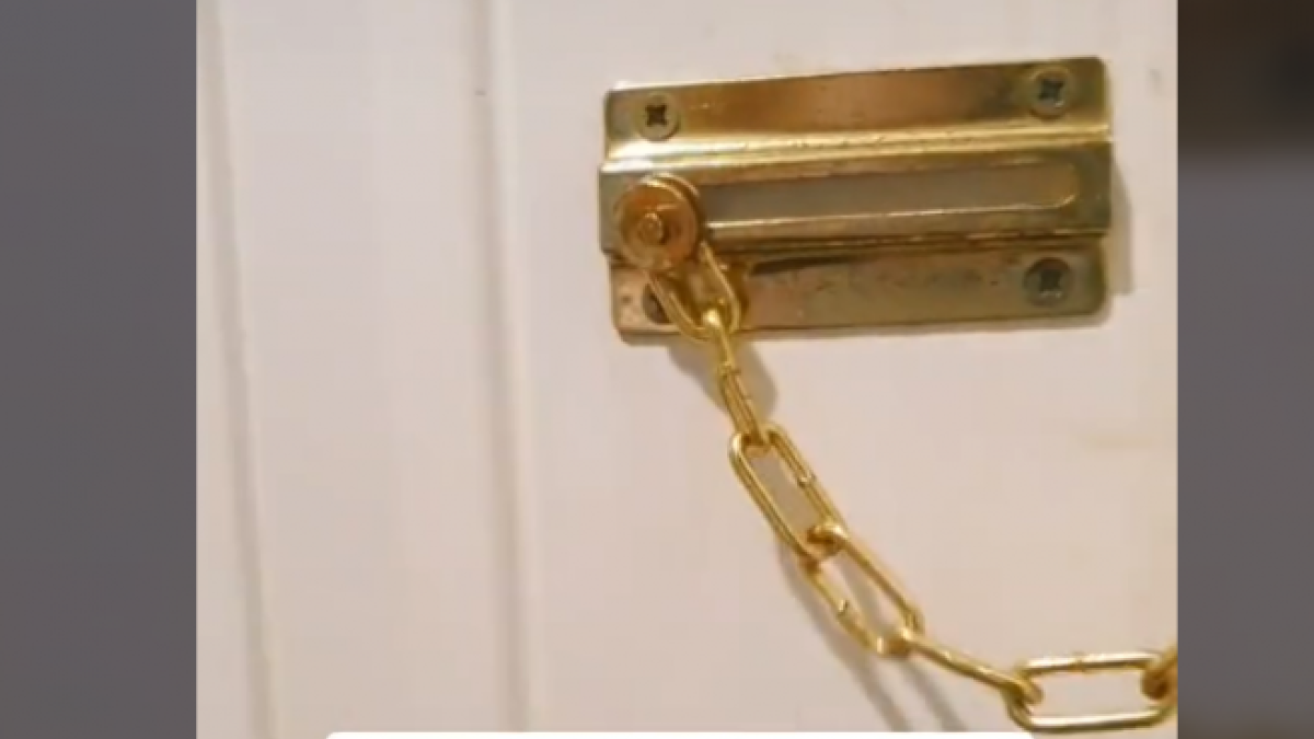 El vídeo que se ha hecho viral que muestra como un extraño abre cadena de tu puerta fácilmente