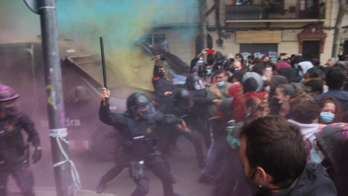 Activistas ocupan la sede de ERC en Barcelona en contra de la actuación policial en un desahucio