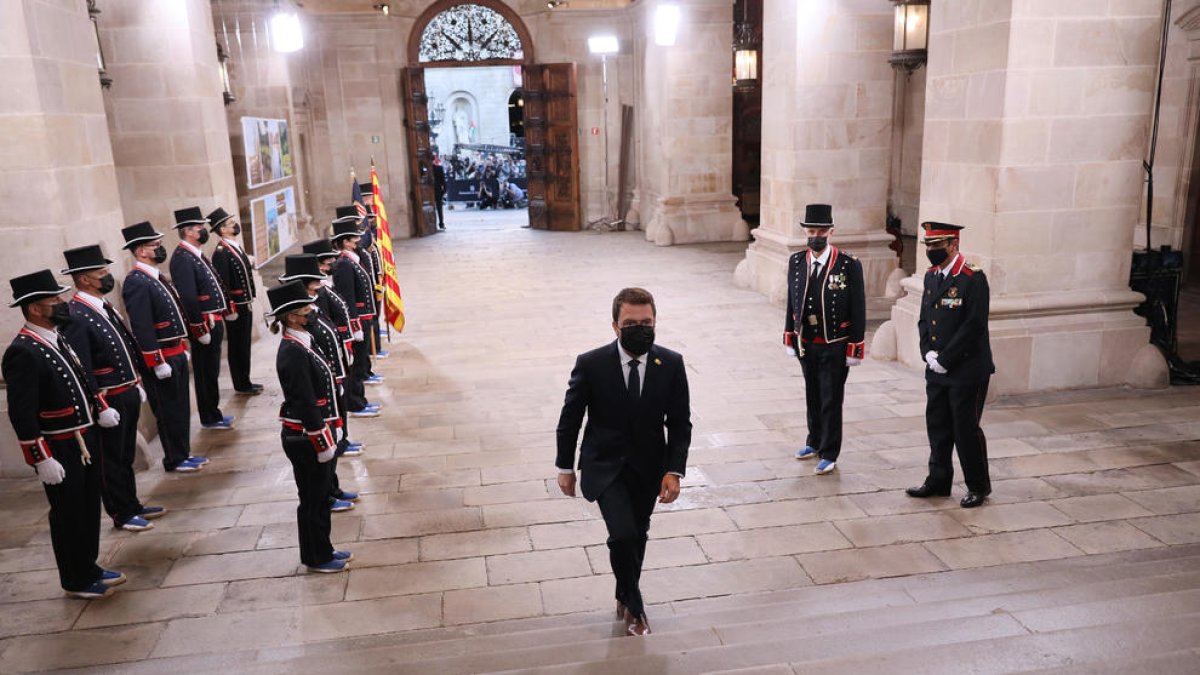 Aragonès firma los decretos de nombramiento de los catorce consejeros|consellers de su Gobierno