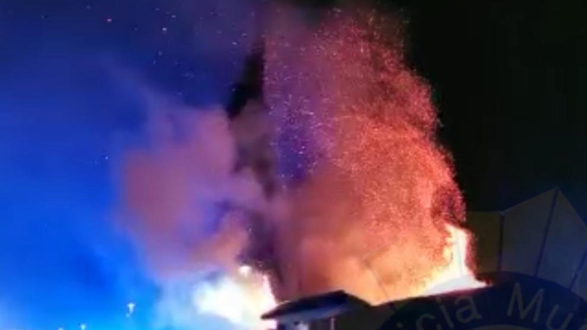 Incendio en una valla de una vivienda en el Vendrell