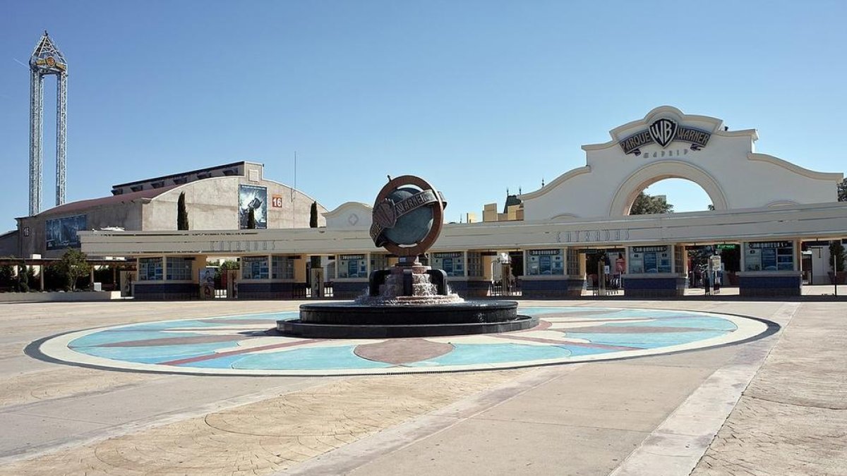 Apalean a una mujer que defendía a su hijo autista, que recibió insultos en el Parque Warner de Madrid