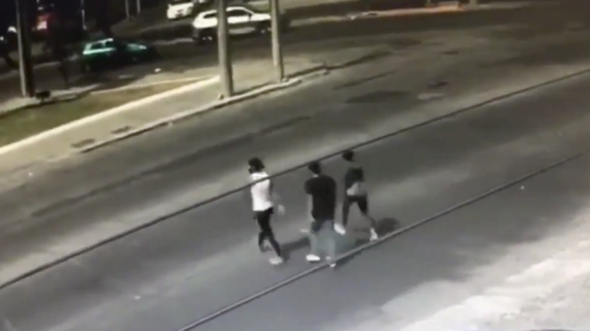 Un repartidor atropella amb el camió a tres lladres que li acabaven de robar