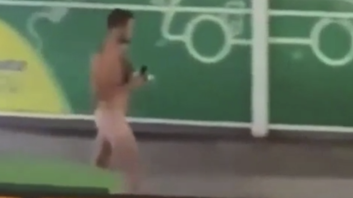 Sense roba ni mascareta, se salta el toc de queda a una benzinera de Gran Canària