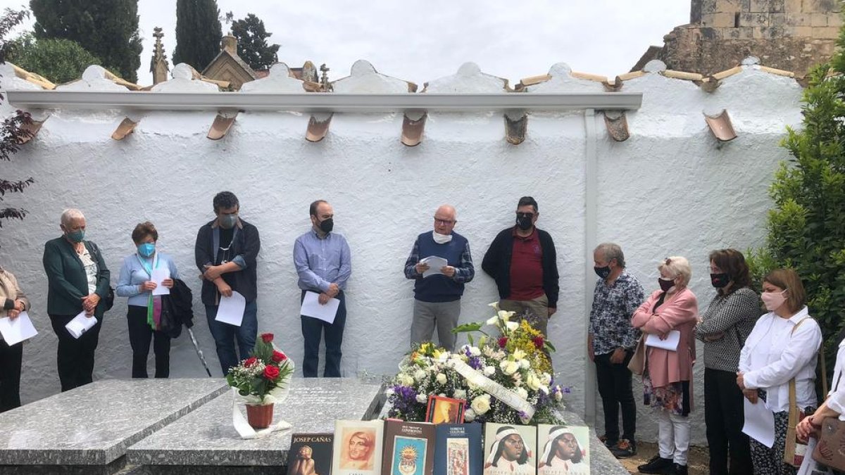 Els amics de Josep Cañas fan un acte de record al cementiri de Banyeres