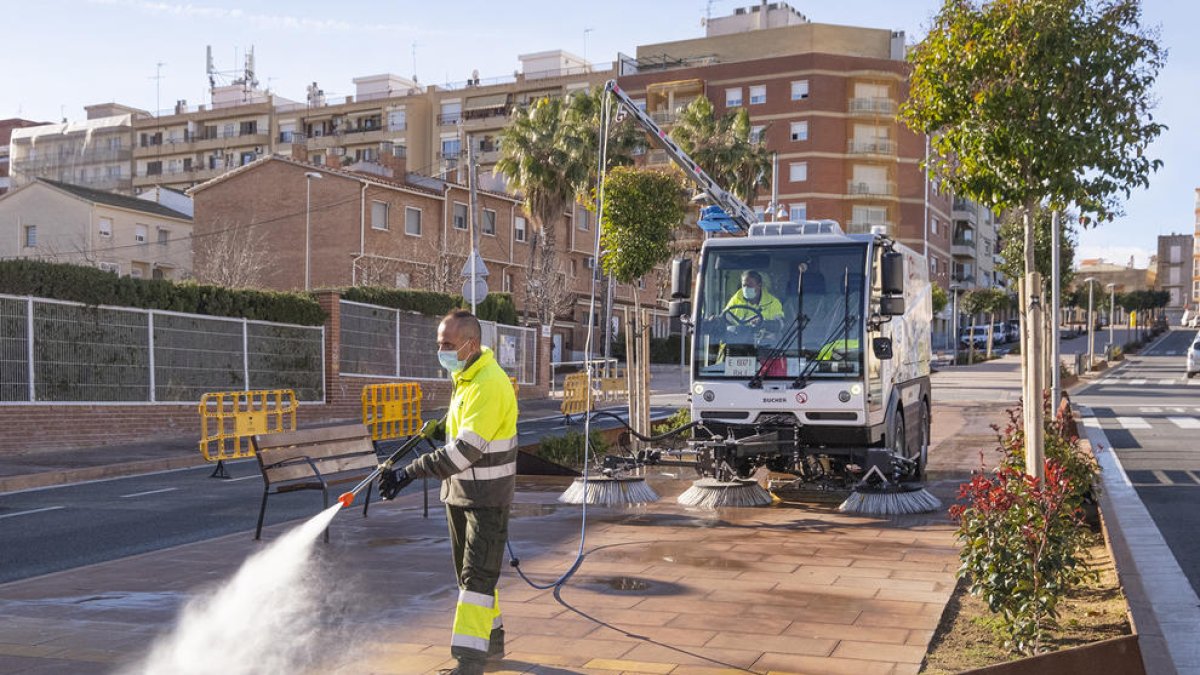 L'Ajuntament de Constantí reforça el servei de neteja de carrers amb una màquina hidronetejadora