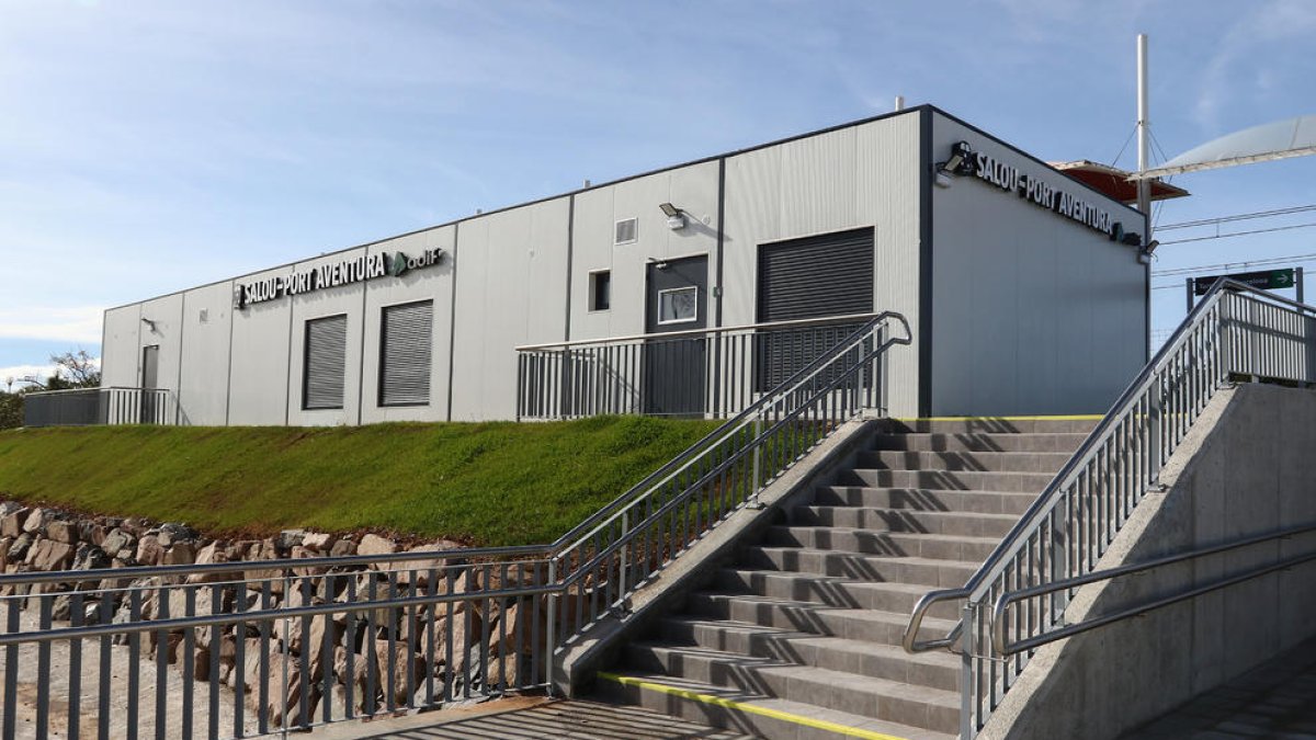 Salou pide a Adif que abra la estación provisional de PortAventura