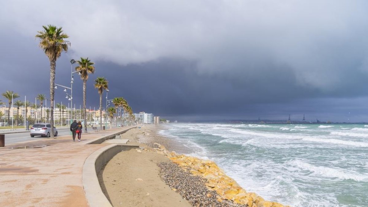 La platja de la Pineda, sense sorra