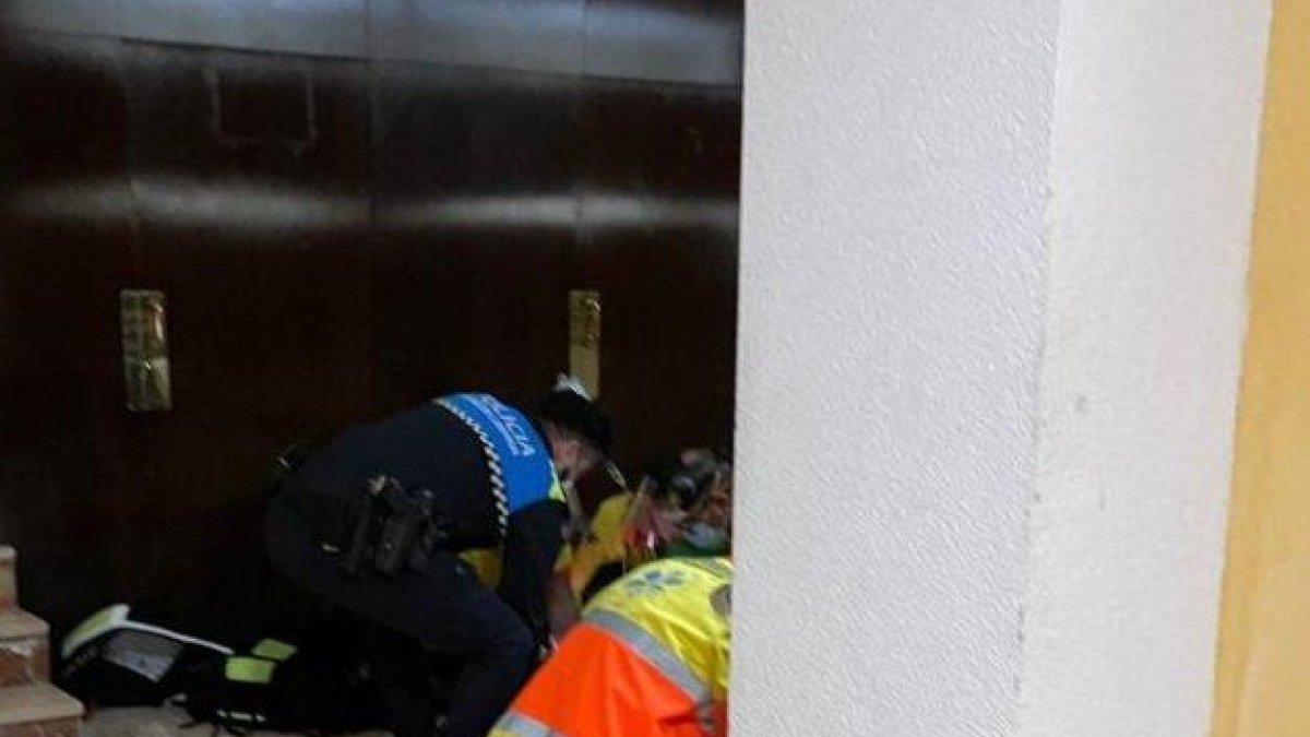 La Guardia Urbana reaniman un hombre en la plaza de la Pastoreta de Reus