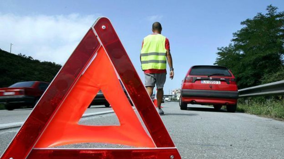 Entra en vigor el senyal lluminós d'emergència que substitueix els tradicionals triangles